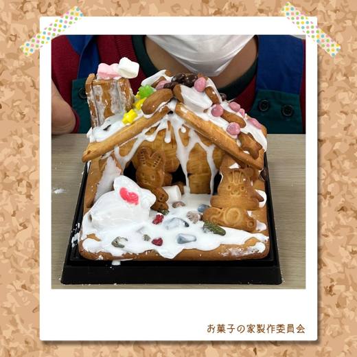 屋根から庭にかけて白いアイシングを使ったお菓子の家