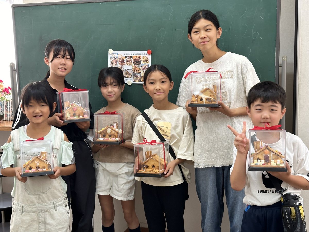 完成した家を持って、記念の一枚。