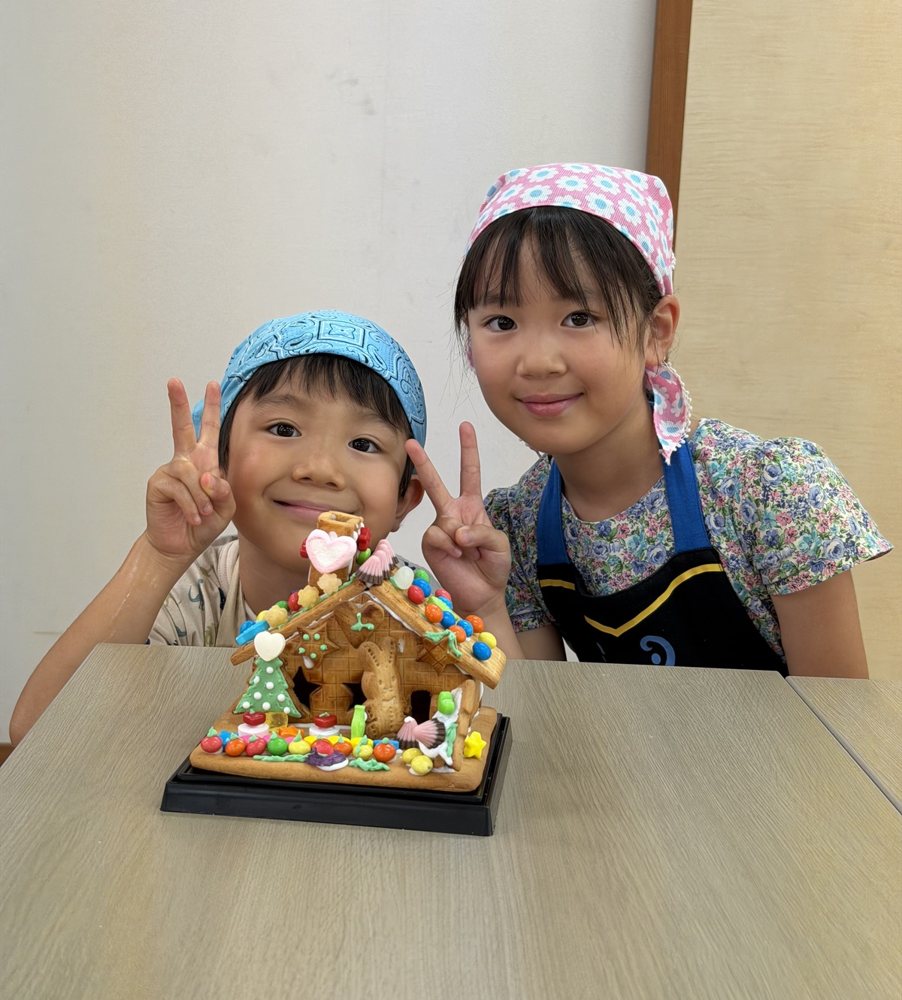 できあがった家を囲んで。