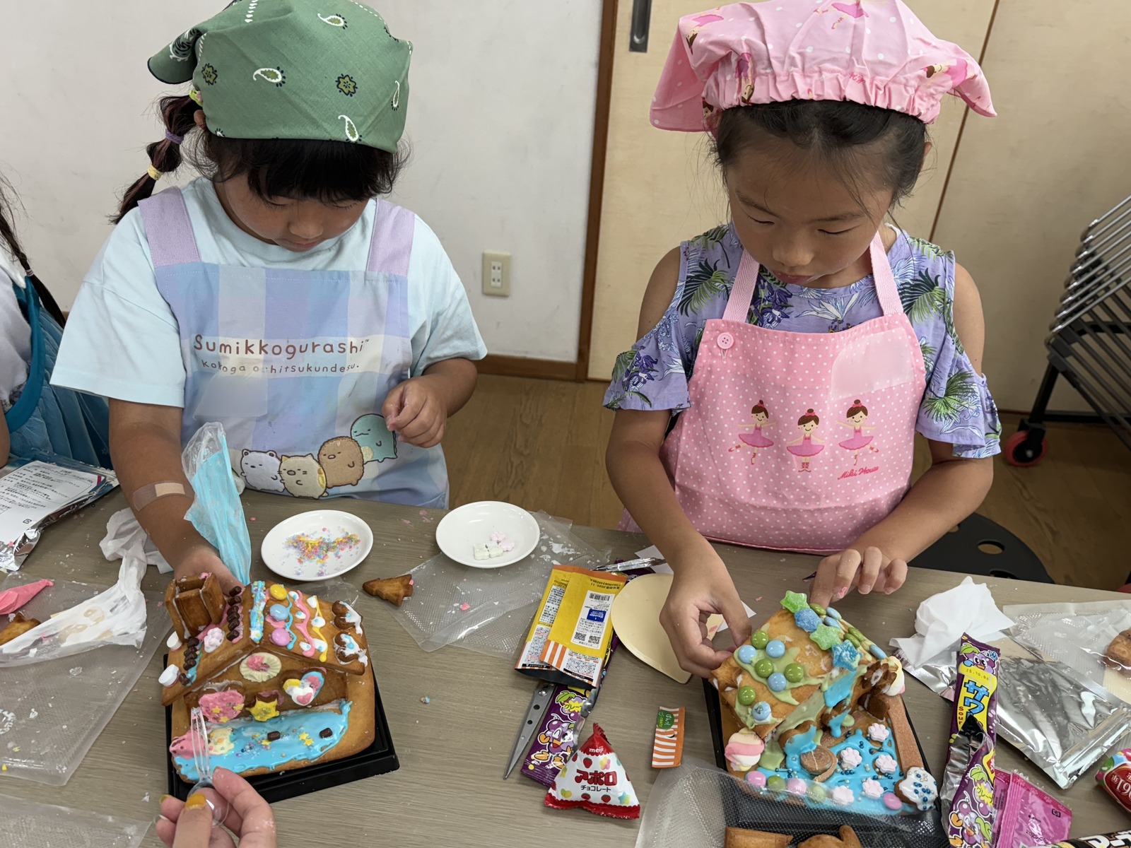 教室でお菓子の家を制作する様子
